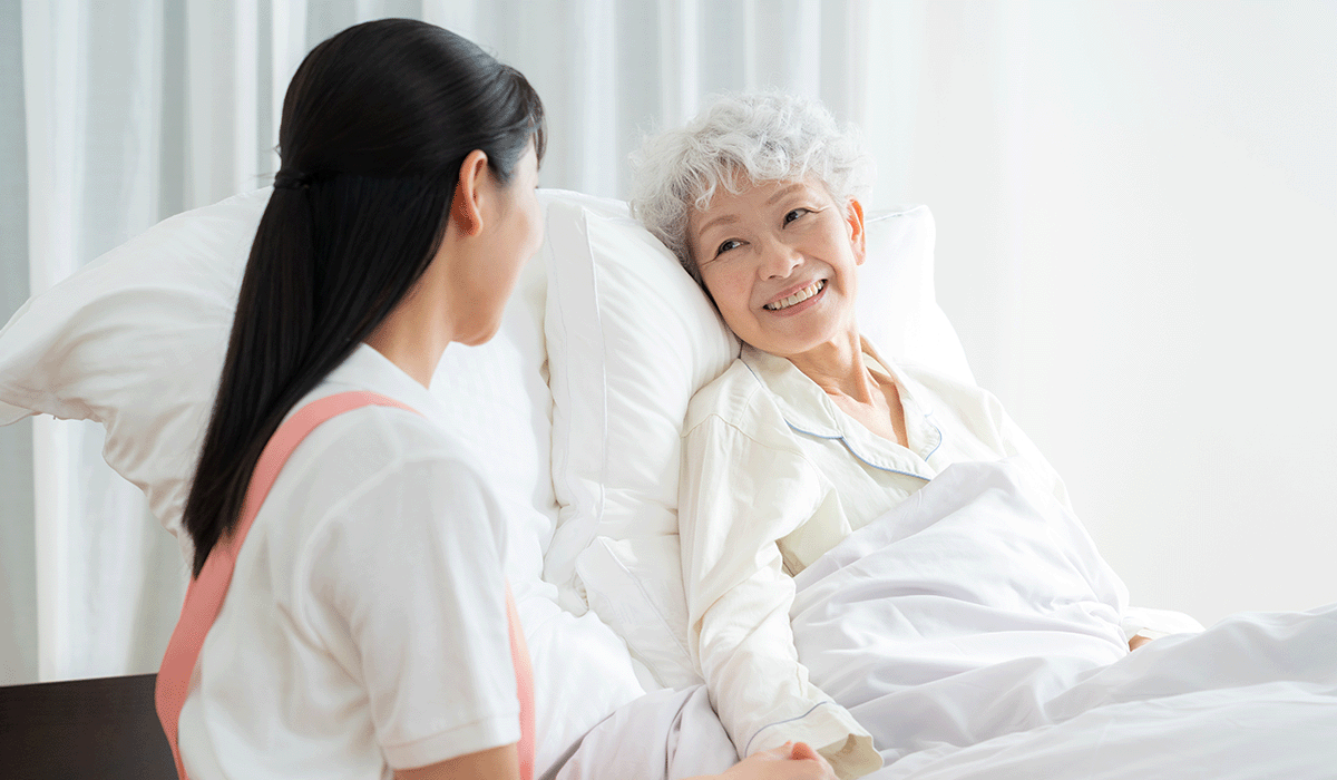 訪問看護を受ける女性